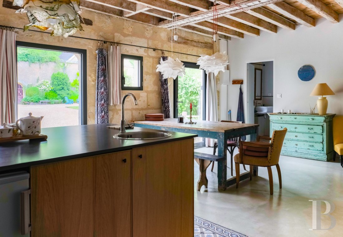 A artists' house with a cluster of small houses on the way to Le Mans - photo  n°26